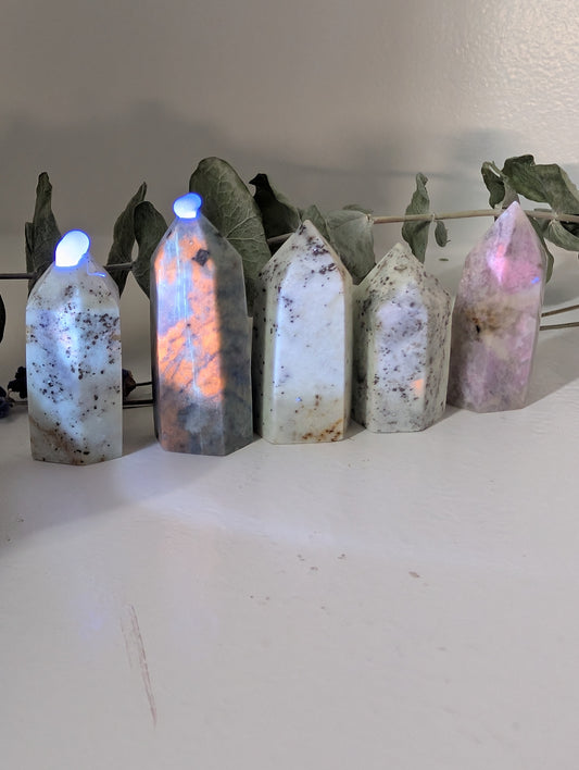 Hackmanite Mini Tower - UV Reactive
