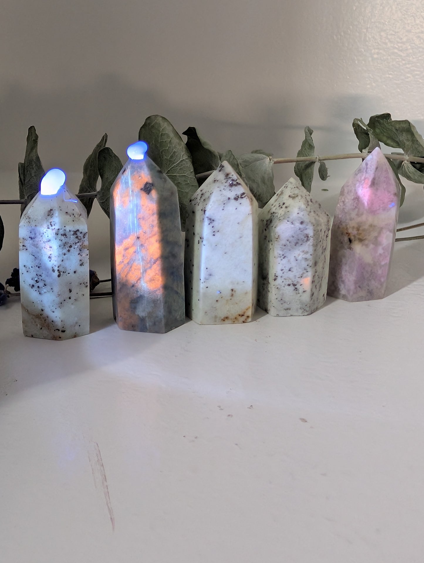 Hackmanite Mini Tower - UV Reactive